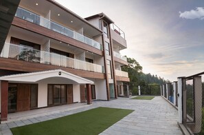 Front of property - Hotel Seven Oaks (Dehradun)