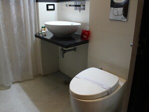 Deluxe Double Room | Bathroom | Shower, free toiletries, towels - OYO 13839 Hotel Narula (Dehradun)