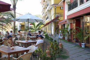 Outdoor dining - OYO 1254 Hotel Goveia Holiday Homes (Candolim)