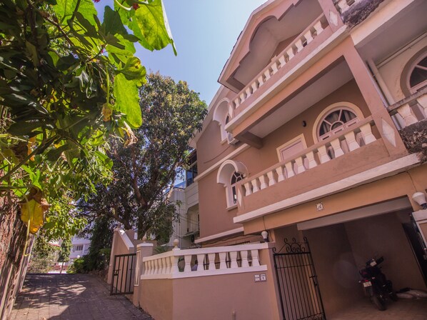 A multi-story building with a balcony and a gated entrance. - OYO 11443 Home Exotic Studio Panjim (Panaji)