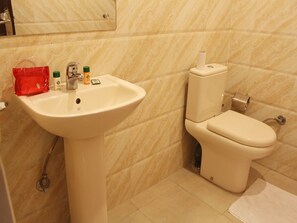 Habitación con 1 cama matrimonial o 2 individuales | Baño | Regadera, regadera tipo lluvia, amenidades de baño gratuitas, toallas 