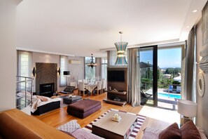 Deluxe villa, 3 slaapkamers, privézwembad | Woonruimte | Een flatscreentelevisie en een dvd-speler