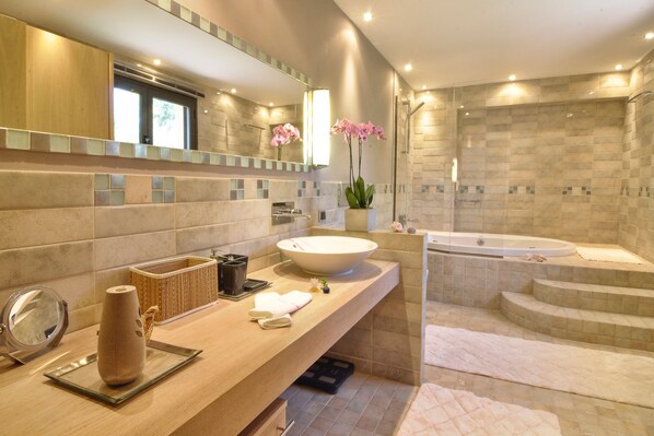 Deluxe Villa, 3 Bedrooms, Private Pool | Bathroom | Free toiletries, hair dryer, bathrobes, bidet