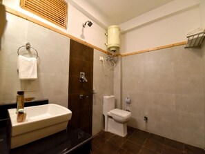 Double or Twin Room | Bathroom | Shower, rainfall showerhead, free toiletries, towels - OYO 12735 The Manali Lodge (Manali)
