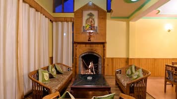 Double or Twin Room | Living room | TV