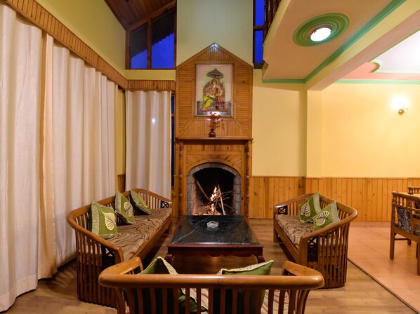 Double or Twin Room | Living room | TV - OYO 13457 Home Luxury Stay Hills Hampta Pass (Manali)