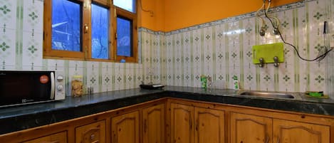 Double or Twin Room | Private kitchen | Fridge