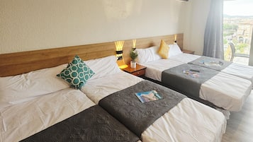 Familie vierpersoonskamer, Meerdere bedden | Een kluis op de kamer, een bureau, geluiddichte muren