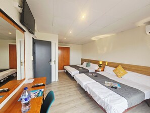 Family Quadruple Room, Multiple Beds | In-room safe, desk, soundproofing, free wired internet - Hotel Marisol (Calella)