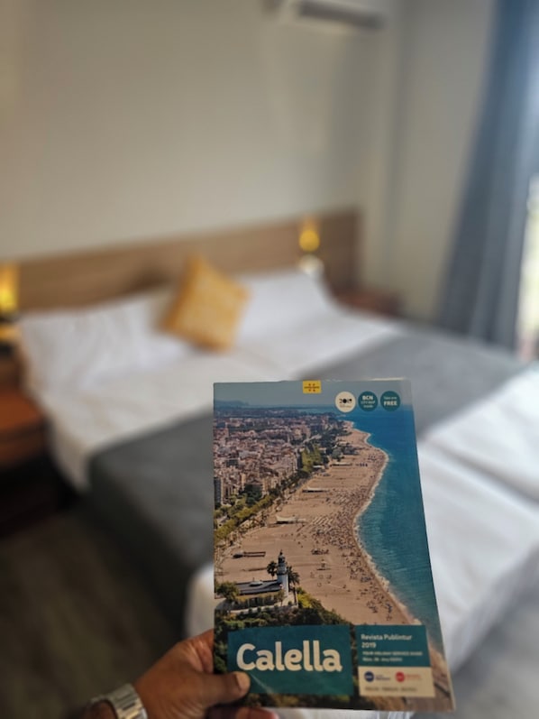 Una persona sosteniendo una guía de viajes de Calella.
