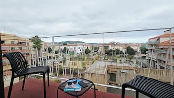 三人房 | 房內夾萬、書桌、隔音、免費有線上網