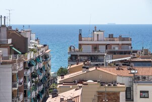 Un área residencial costera con varios edificios, balcones y vista al mar.