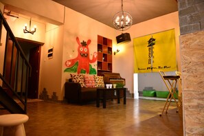 Lobby sitting area - Xia Mai Xi Hostel (Chengdu)