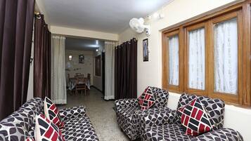 Double or Twin Room | Living room | Flat-screen TV