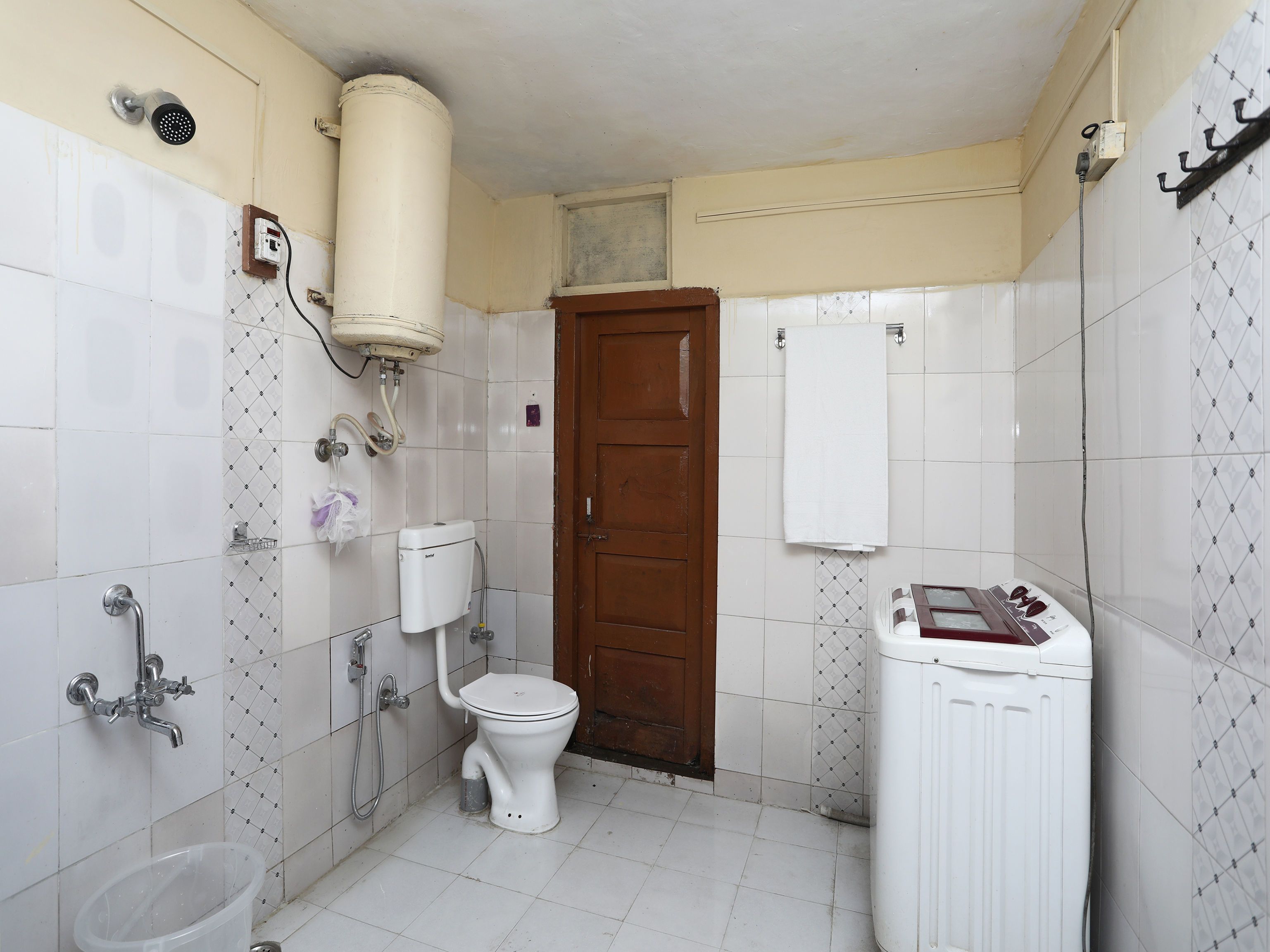 Double or Twin Room | Bathroom | Shower, rainfall showerhead, free toiletries, towels