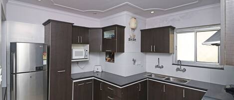 Double or Twin Room | Private kitchen | Fridge