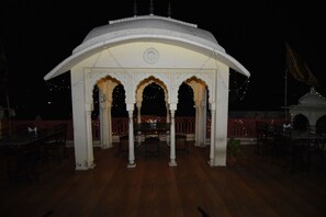 Outdoor dining - Hotel Vaishnavi (Jaipur)