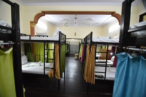 Dormitório compartilhado clássico, em dormitório misto | 1 quarto, roupas de cama premium, cofres nos quartos, escrivaninha