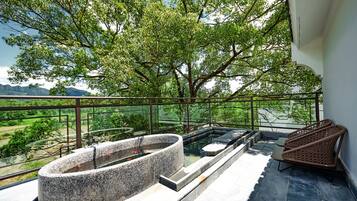 Deep-soaking bathtub