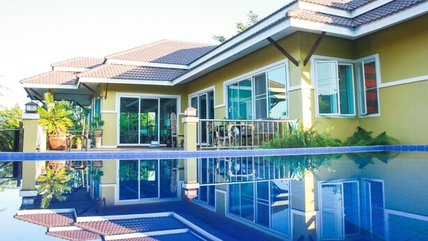 A two-story house with a swimming pool in the foreground. - Phutien Resort (Chiang Rai)