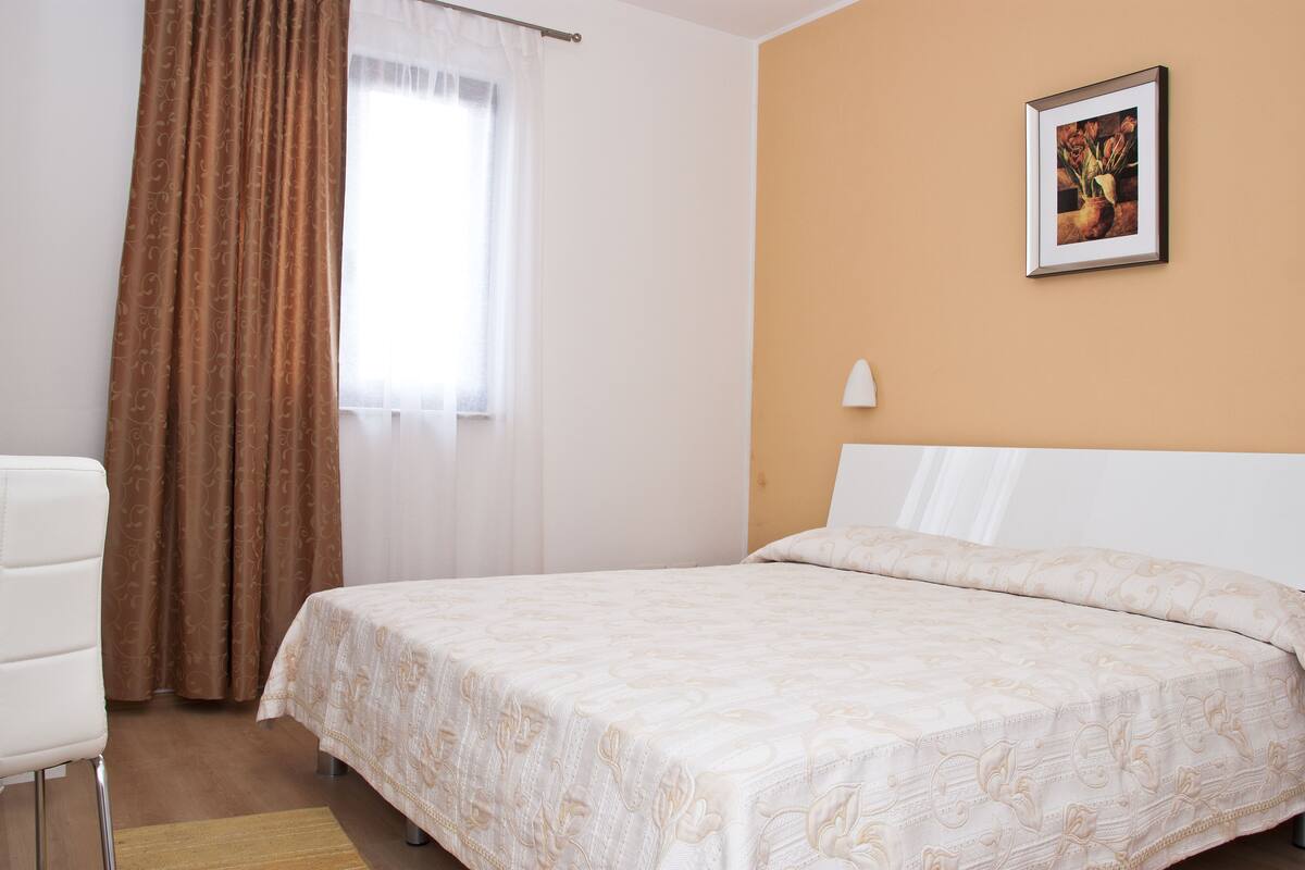 1 Schlafzimmer, Zimmersafe, Schreibtisch, schallisolierte Zimmer