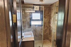 Executive Room | Bathroom | Shower, rainfall showerhead, free toiletries, towels - Hotel Indraprastha (New Delhi)