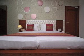 Quarto superluxo | Escrivaninha, cortinas blackout, camas extras/dobráveis (sobretaxa)