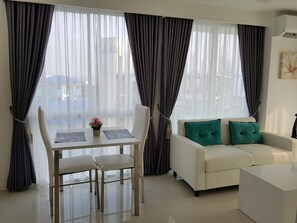 One Bedroom Apartment | Essbereich im Zimmer