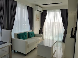 One Bedroom Apartment | Zona de estar | Una televisión de pantalla plana