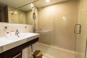 Design Room | Bathroom | Shower, free toiletries, towels