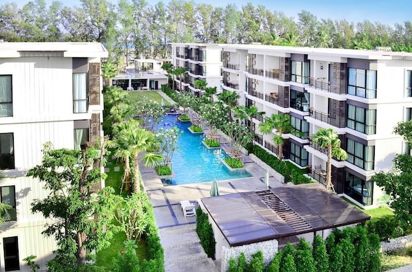 2 outdoor pools, pool umbrellas, pool loungers - Title Front Beach (Rawai)