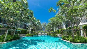 2 piscinas externas, guarda-sóis, espreguiçadeiras