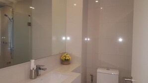 Studio | Bathroom | Shower, free toiletries, hair dryer, towels - City Center Residence by Pattaya Holiday (Pattaya)