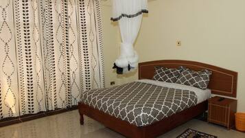 Bộ đồ giường cao cấp, bàn, truy cập Internet không dây miễn phí