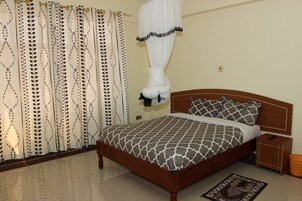 Ropa de cama de alta calidad, escritorio, wifi gratis y ropa de cama 