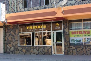 Un escaparate con fachada de piedra y un letrero que dice "FRIDAYS Lounge and Coffee Bar".