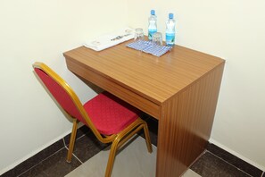 Premium bedding, desk, free WiFi, bed sheets - Gees Inn (Nakuru)