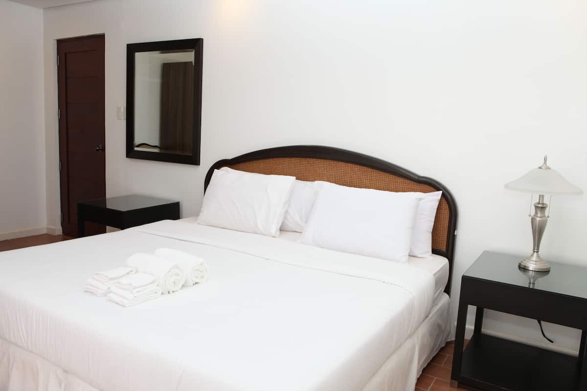 1 bedroom, premium bedding, minibar, free WiFi