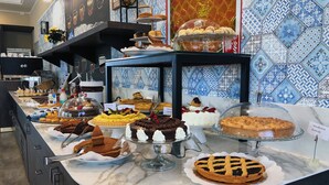 Un buffet proposant une variété de desserts et de pâtisseries présentés sur des présentoirs en verre.