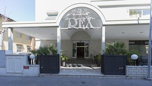 Un bâtiment doté d’une grande entrée en arc surmontée de l’inscription « DEX ».