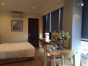Desk, blackout curtains, soundproofing, free WiFi - Canary Hotel & Apartment (Hanoi)