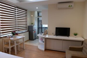 32-inch flat-screen TV with cable channels, TV - Canary Hotel & Apartment (Hanoi)