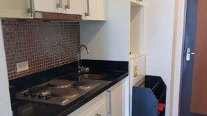 2 Bedrooms Apartment | Cocineta privada | Cafetera y tetera, refrigerador con congelador y microondas 