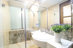 Superior Room | Bathroom | Shower, free toiletries, hair dryer, slippers - The Ky Moi Hotel (Hanoi)