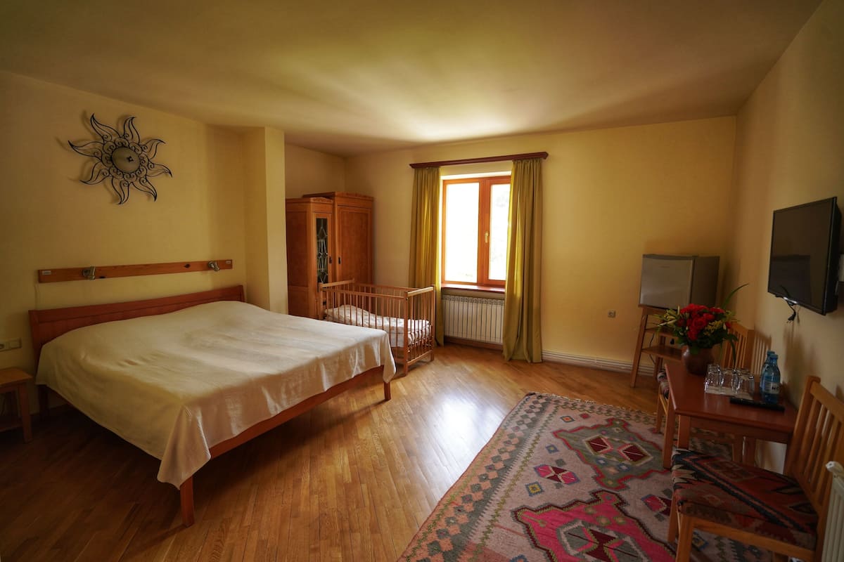 Familiekamer, 2 slaapkamers, koelkast | Individueel gedecoreerd, individueel gemeubileerd, een bureau