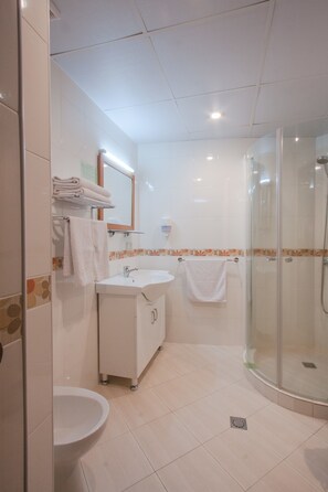 Economy Twin Room, Multiple Beds, Non Smoking, Mountain View | Bathroom | Shower, free toiletries, hair dryer, slippers - Hotel Mirhav (Goris)