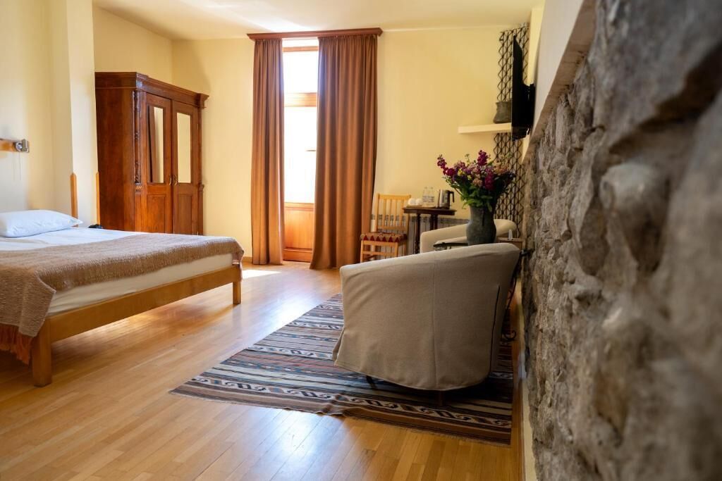 Classic Double or Twin Room, 1 Bedroom, Non Smoking, Mountain View | Individually decorated, individually furnished, desk, iron/ironing board