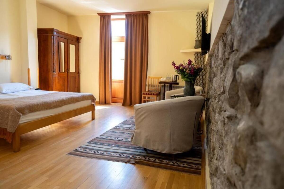 Klassieke kamer, 1 twee- of 2 eenpersoonsbedden, 1 slaapkamer, niet-roken, uitzicht op bergen | Individueel gedecoreerd, individueel gemeubileerd, een bureau