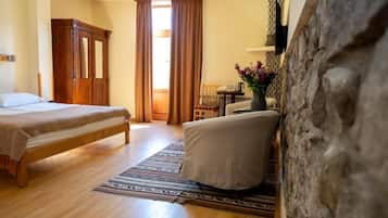 Habitación clásica con 1 cama matrimonial o 2 individuales, 1 habitación, para no fumadores | Decoración personalizada, muebles diferentes y escritorio