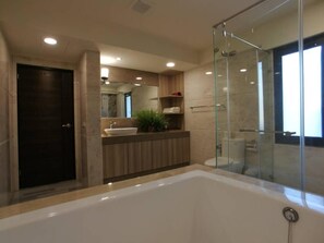 Bathtub, rainfall showerhead, free toiletries, hair dryer - Michelle Hotel (Yuanlin)